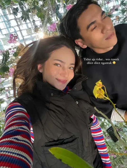 Tampil stylish dengan OOTD kasual, Enzy memadukan striped long sleeve top dan quilted vest hitam. [@enzystoria]