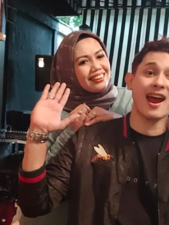 Dikabarkan Dekat, Ini 6 Momen Kebersamaan Elly Sugigi dengan Kiki Kanoe