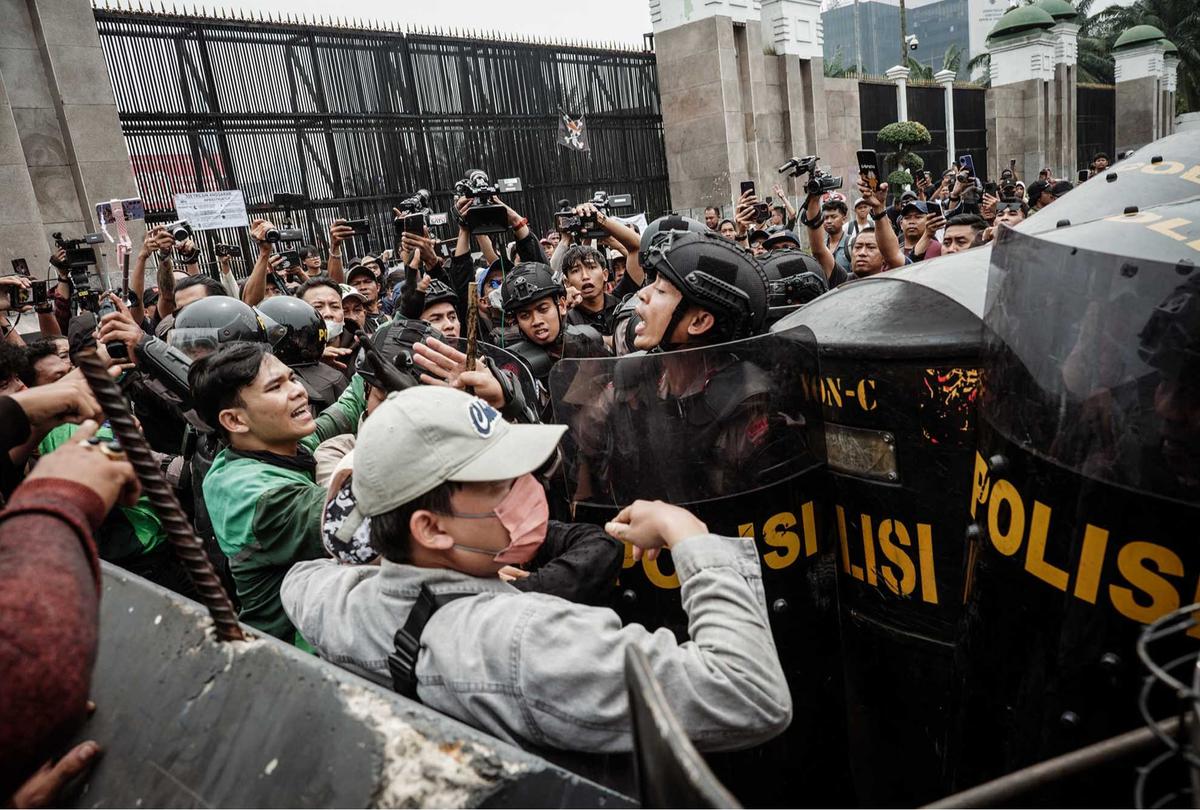 FOTO: Aksi  Demo DPR 25 Agustus, Massa Bentrok dengan Aparat