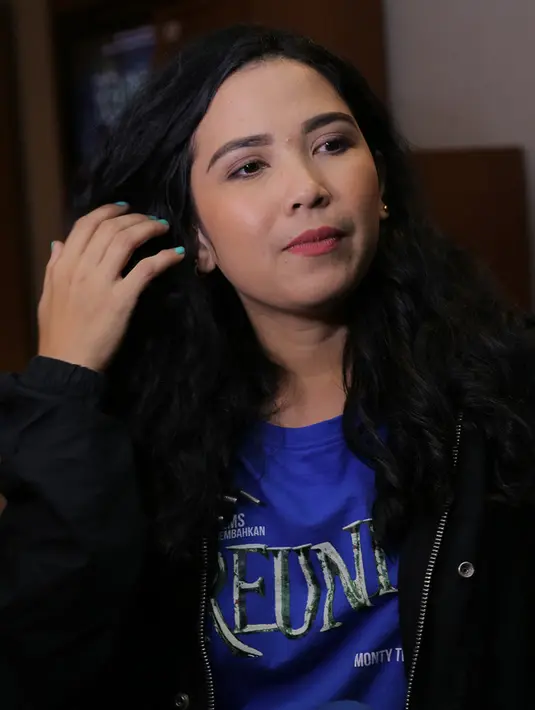 Setahun di Bali, Dinda merasakan hidup lebih nyantai. Ia seperti ibu-ibu lainnya dengan berkebun. Meski tak memungkiri untuk biaya hidup harus bolak-balik Jakarta Bali. (Deki Prayoga/Bintang.com)