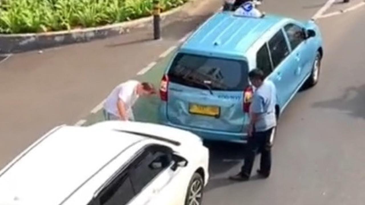 Mobil Saling Senggol, Sikap Dua Sopir Ini Tuai Pujian Warganet