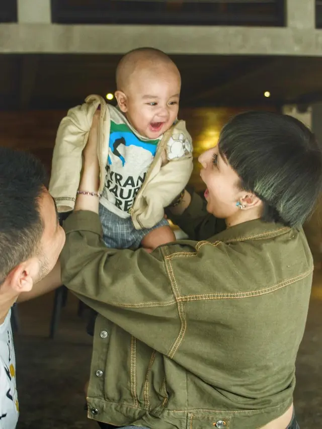 Jarang Terekspos, Ini 6 Potret Terbaru Reza SMASH Bersama Anak dan Istri