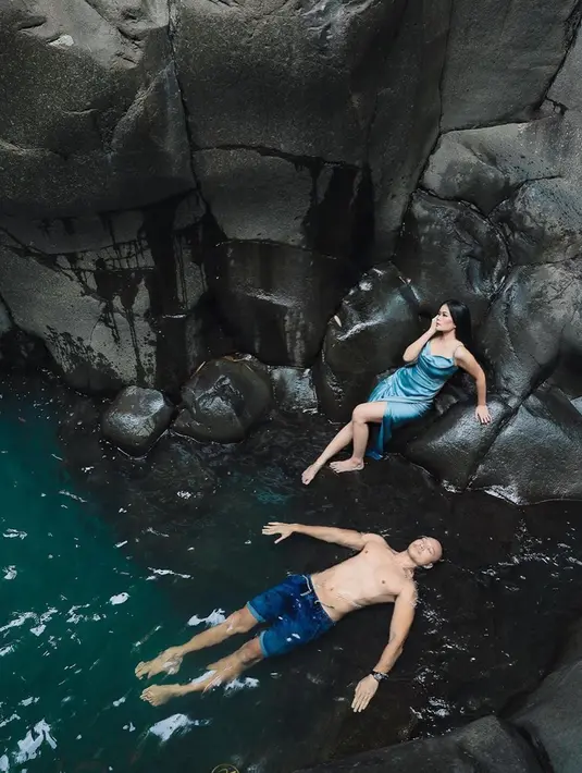 Sebagai presenter travelling, Bima Aryo juga mengajak sang istri untuk menikmati indahnya alam Indonesia. Bima dan Rasyena terlihat melakukan foto prewedding di salah satu tempat alam penuh batu dan ada kolam kecilnya. (Liputan6.com/IG/@rasyenahikmayudi)