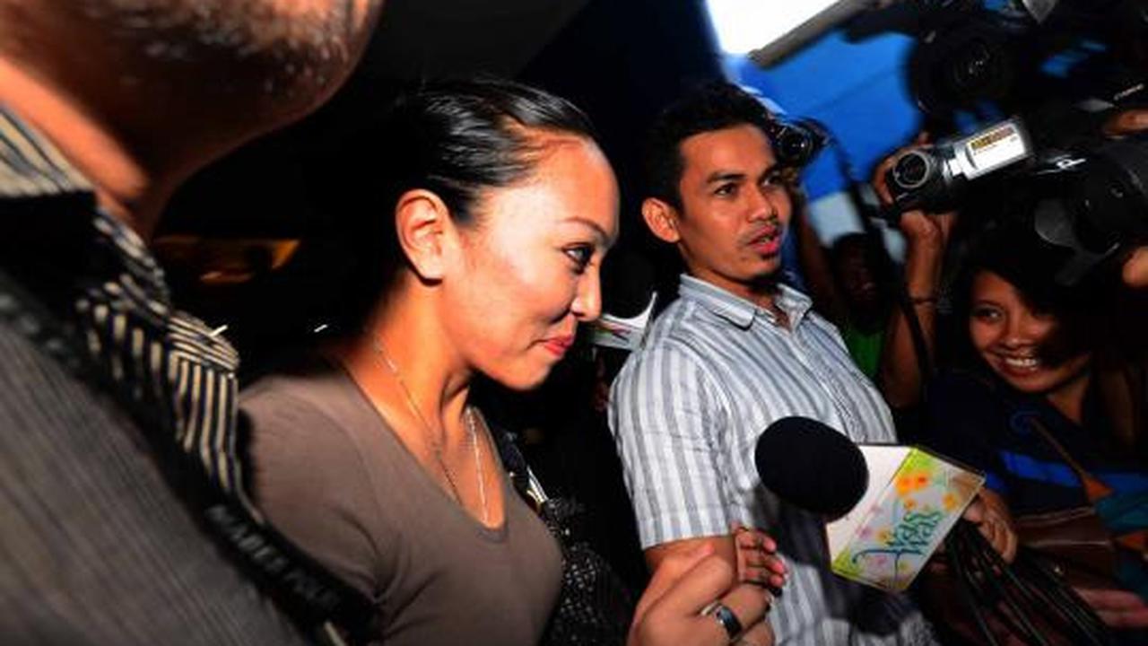 Angelina Sondakh dikawal oleh petugas keamanan KPK memasuki rumah taha 