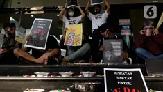 Pegiat Antikorupsi yang menamakan diri Rakyat Indonesia Peruwat KPK, melakukan aksi teatrikal "Ruwatan" di Lobby Gedung Anti-Corruption Learning Center (ACLC) KPK, Jakarta, Jumat (28/5/2021). Ruwatan ini sebagai simbol pengusiran energi jahat dari tubuh KPK. (Liputan6.comHelmi Fithriansyah)