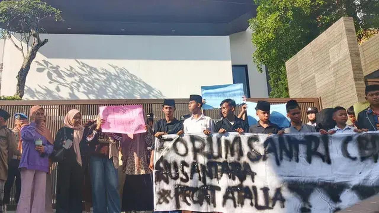 Puluhan Santri di Bandung Sampaikan Kekecewaan ke Istri Ridwan Kamil