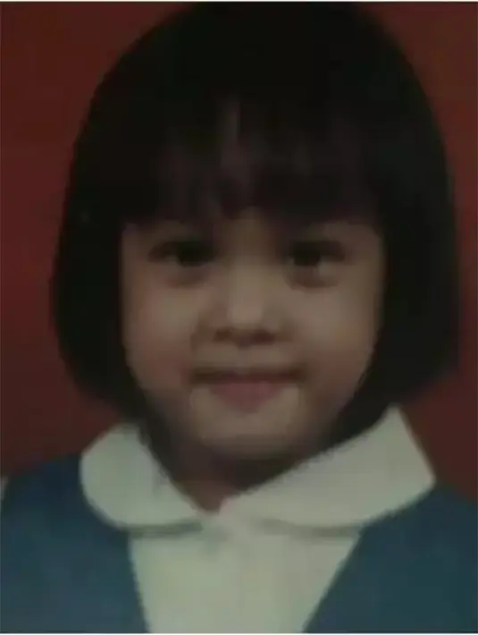 Senyum manis dengan pipi chuby, siapakah penyanyi ini? Potret pas foto Andien Aisyah saat duduk di Taman Kanak-kanak. [Instagram/@andienaisyah]