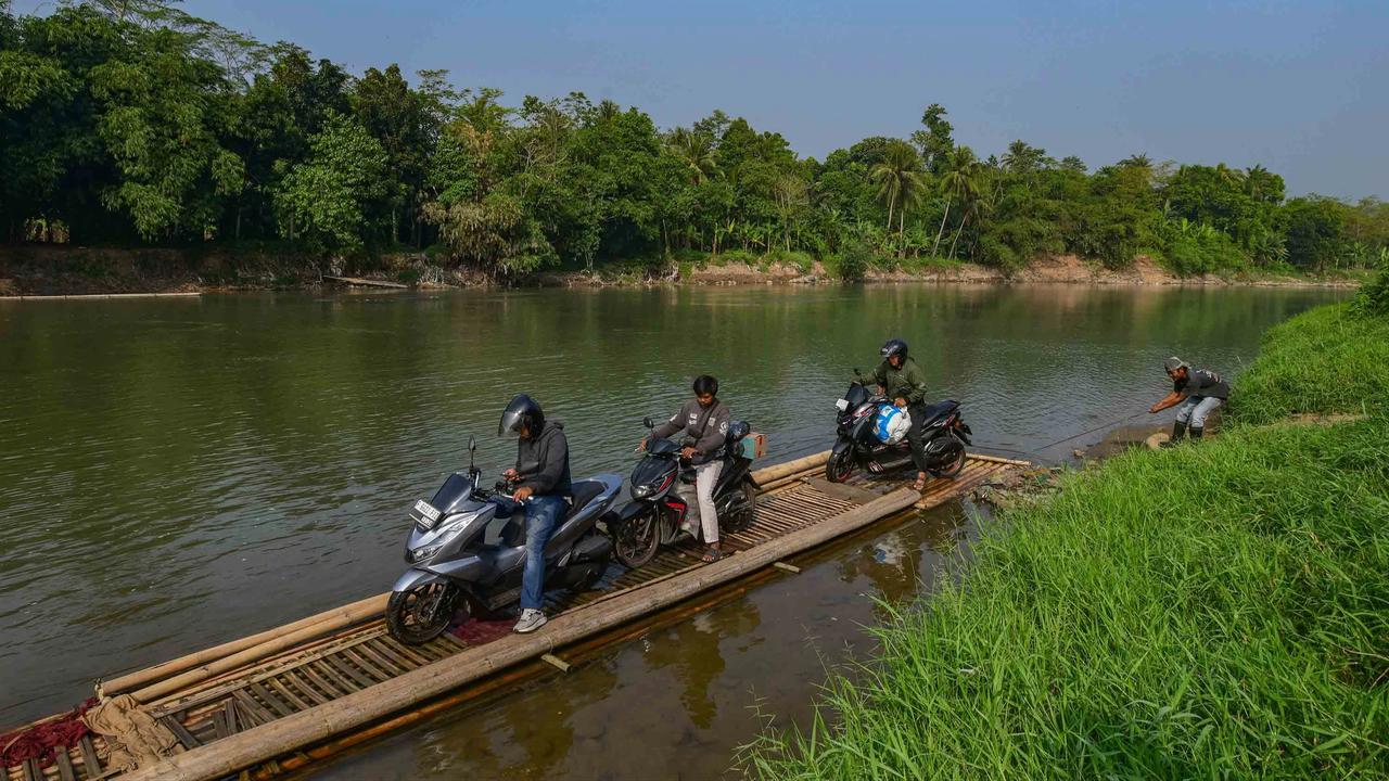 FOTO: Rakit Bambu Terakhir di Sungai Cisadane Masih Melayani Warga