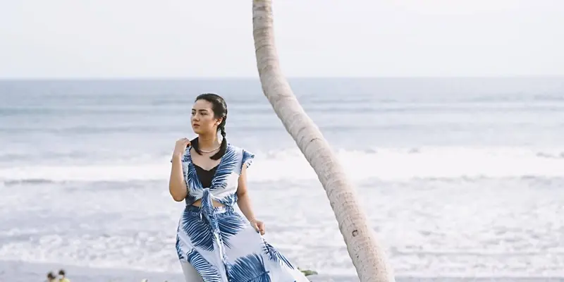 Tampil Menawan dengan Dress, Ini Gaya Ersya Aurelia saat Liburan ke Pantai