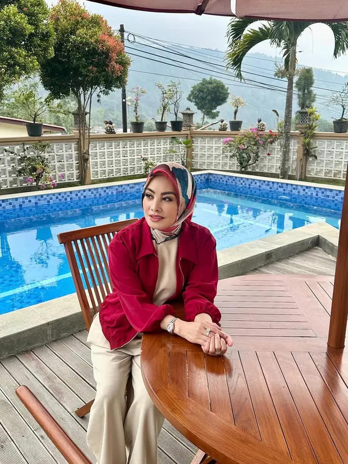 7 Potret Cici Faramida Tetap Cantik dan Awet Muda di Usia 50-an, Outfitnya Selalu Elegan