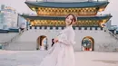Natasha memakai hanbok berwarna putih dan pink pastel. Penampilannya yang begitu cantik dan anggun mengenakan busana tradisional Korea itu pun menuai pujian netizen hingga disebut bak warga lokal.  [@natashawilona12]