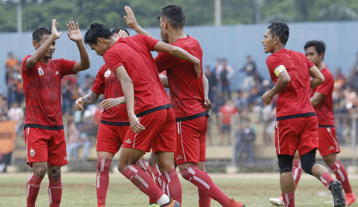 Pemain Persija merayakan gol yang dicetak oleh Jaimerson Xavier ke gawang Persika Karawang pada laga uji coba di Stadion Soemantri Brodjonegoro, Kuningan, Jakarta, Sabtu (30/12/2017). Persija menang 3-1 atas Persika. (Bola.com/M Iqbal Ichsan)