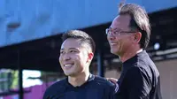 Arthur Irawan (kiri) bersama pelatih Persik Kediri, Ong Kim Swee. (Gatot Sumitro/Bola.com)