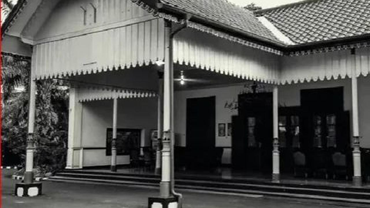 Kisah cinta Hartini dan Soekarno dimulai tahun 1952, di salah satu rumah di Salatiga usai keduanya pertama kali bertemu.