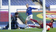 Pemain Everton Tom Davies nyaris mencetak gol ke gawang Liverpool dalam lanjutan Liga Inggris di Goodison Park, Senin (22/6/2020). (foto AP / Jon Super, Pool)