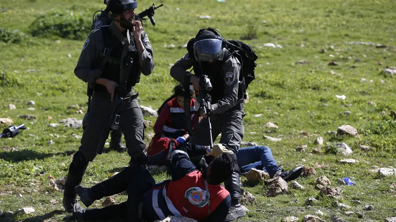 Tentara Israel Todongkan Senjata pada Petugas Medis Palestina