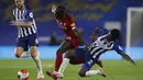 Striker Liverpool, Sadio Mane, berebut bola dengan pemain Brighton pada laga lanjutan Premier League pekan ke-34 di Stadion Falmer, Kamis (9/7/2020) dini hari WIB. Liverpool menang 3-1 atas Brighton. (AFP/Paul Childs/pool)