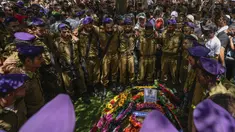 Tentara Israel berpelukan di dekat makam Staf Sersan. Shilo Yosef Amir saat pemakamannya di pemakaman Mount Herzl di Yerusalem, Jumat, 7 Juli 2023. (AP Photo/Ohad Zwigenberg)
