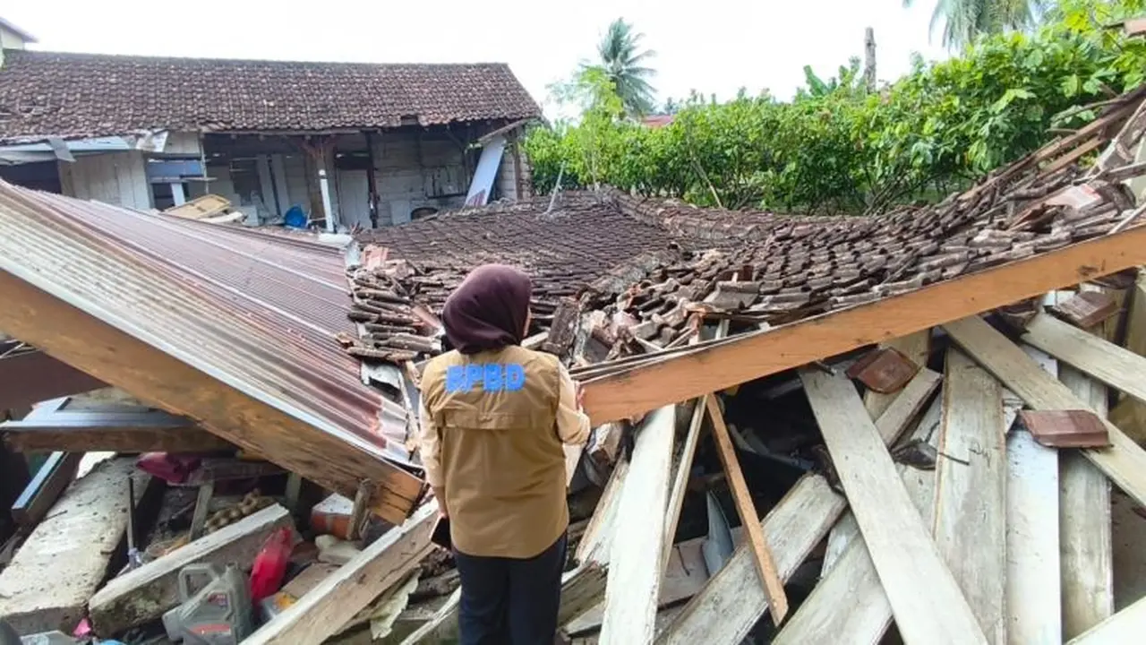 Rumah warga di Kabupaten Parigi Moutong ambruk dampak gempa