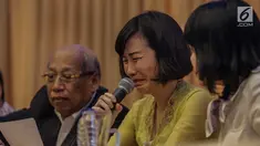 Veronica Tan, menangis membacakan surat yang ditulis tangan Basuki Tjahaja Purnama (Ahok), pada konferensi pers di Jakarta, Selasa (23/5). Surat itu menjelaskan alasan Ahok mencabut upaya banding atas vonis dua tahun penjara. (Liputan6.com/Faizal Fanani)