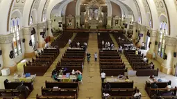 Petugas kesehatan menyuntik warga dengan vaksin COVID-19 produksi AstraZeneca di dalam gereja Paroki Hati Kudus Yesus di Quezon City, Filipina, Senin (17/5/2021). Sempat ditangguhkan, Filipina melanjutkan penggunaan vaksin AstraZeneca pada penduduk berumur di bawah 60 tahun. (AP Photo/Aaron Favila)