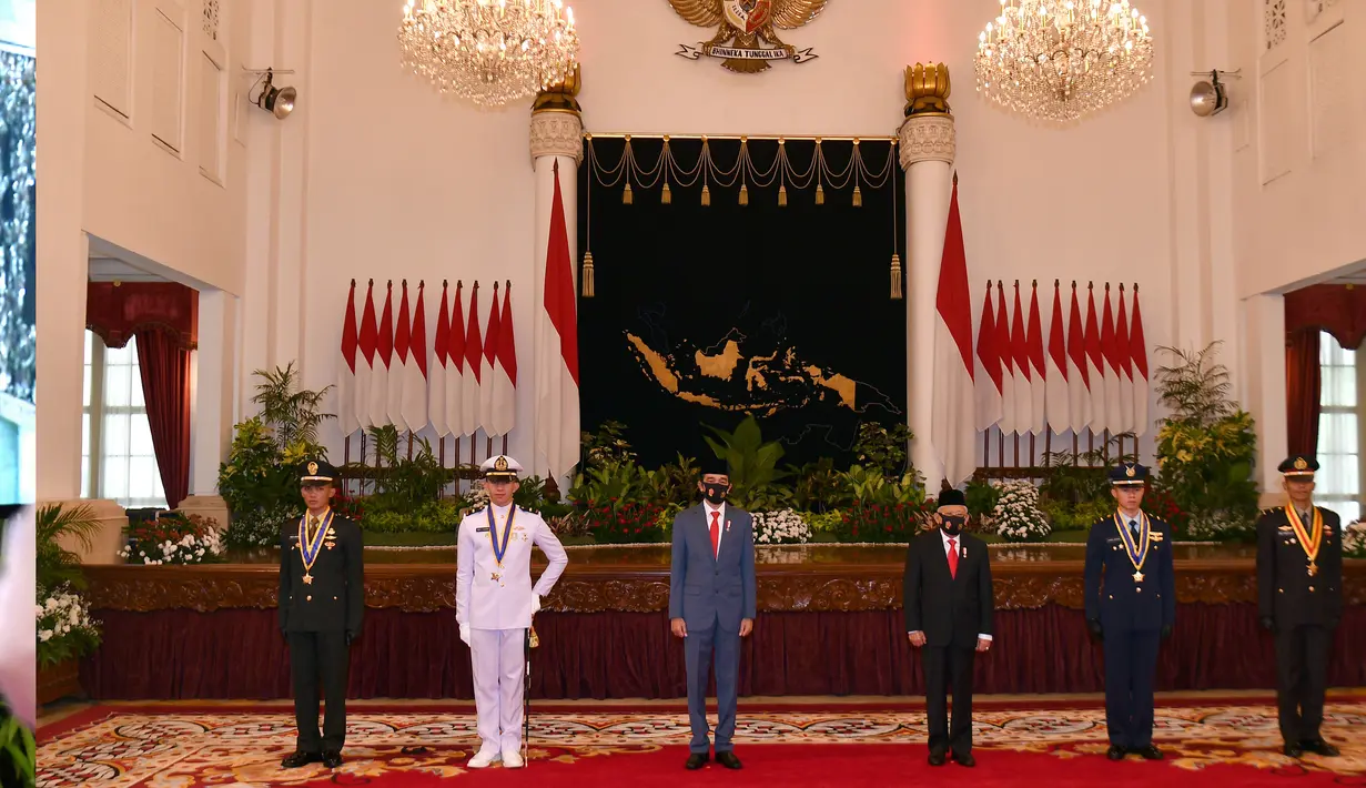 Presiden Joko Widododan Wakil Presiden Ma’ruf Amin berfoto dengan para perwira remaja peraih Adhi Makayasa dalam acara Prasetya Perwira (PRASPA) TNI dan POLRI Tahun 2020 di Istana Negara, Jakarta, Selasa (14/7/2020). Upacara diwakili para peraih Adhi Makayasa. (ANTARA FOTO/Sigid Kurniawan/POOL)