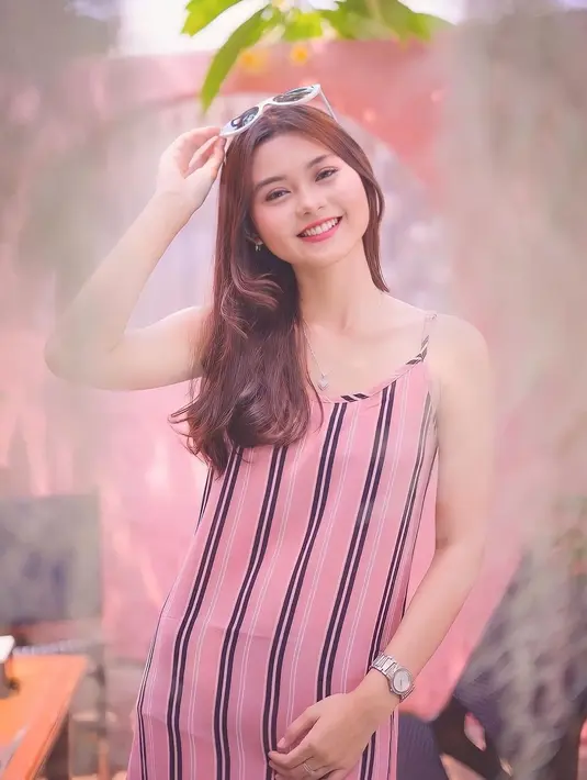 Cesen tampil girly dengan spaghetti strap dress warna pink dengan motif bergaris. [Foto: Instagram/ceseniy].