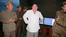 Kim Jong-un berbincang dengan pasukannya pada saat tes tembakan rudal balistik dari kapal selam, Pyongyang (25/8). Korea Utara sudah dikenakan lima perangkat sanksi PBB sejak pertama kali menguji peralatan nuklirnya pada 2006. (REUTERS/KCNA)