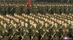 Para prajurit Korea Utara melakukan parade selama perayaan ulang tahun ke-73 negara itu di Lapangan Kim Il Sung di Pyongyang, Kamis (9/9/2021). Parade militer Korea Utara itu merupakan yang pertama sejak Joe Biden menjabat sebagai presiden AS. (Korean Central News Agency/Korea News Service via AP)