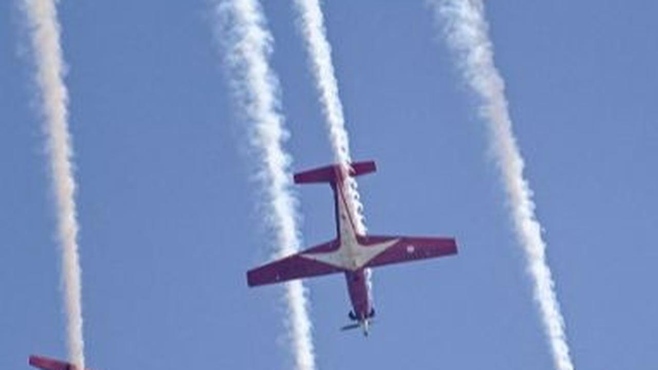 FOTO: Spektakuler, Ini Manuver Sangar Tim Aerobatik Jupiter TNI AU Jelang Singapore Airshow