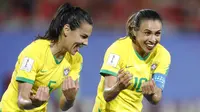 Selebrasi Marta kapten Brasil bersama Thaisa usai mencetak gol ke gawang Italia sekaligus memastikan Tim Samba lolos ke perempat final Piala Dunia Wanita 2019. (AP/Michel Spingler)
