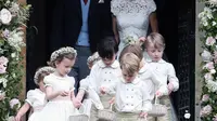Sekumpulan anak-anak yang menjadi pengiring pengantin Pippa Middleton dan  James Matthews, di Gereja St. Mark, Sabtu (20/5). Ada tujuh pengiring pengantin, termasuk Pangeran George dan Putri Charlotte. (AP Photo/Kirsty Wigglesworth, Pool)