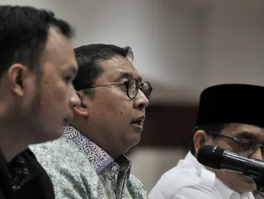 Wakil Ketua DPR RI Fadli Zon berbicara saat bertemu dengan pihak Pengadilan Tinggi DKI Jakarta, Senin (4/2). Fadli mempertanyakan dasar hukum penahanan Ahmad Dhani terkait kasus pelanggaran UU ITE. (Merdeka.com/Iqbal Nugroho)