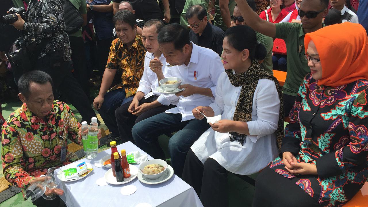 Presiden Jokowi dan Iriana memakan bakso di Cikarang (Merdeka.com/ Titin Supriatin)