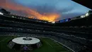 Suasana stadion Santiago Bernabeu saat merayakan keberhasilan Real Madrid raih gelar ke-12 Liga Champions di Madrid, Spanyol (4/6). Real Madrid menjadi juara usai mengalahkan Juventus 4-1 di Stadion Cardiff, Wales. (AP Photo/Francisco Seco)