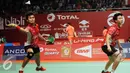 Pasangan ganda campuran Indonesia, Tontowi Ahmad/Liliyana Natsir saat melawan R Kargaev/E Bolotova (Rusia) di Total BWF Championships 2015 di Jakarta, Selasa (11/8/2015). Tontowi Ahmad/Liliyana Natsir unggul 21-11, 21-11. (Liputan6.com/HelmiFithriansyah)