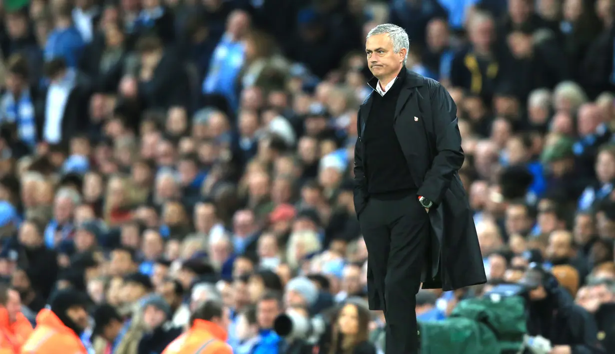 1. Pesangon - Pemberikan kontrak baru pada bulan Januari membuat Mou menjadi satu dari pelatih dunia dengan bayaran terbesar. Biaya yang harus dikeluarkan MU cukup besar jika memecat Mourinho. (AFP/Lindsay Parnaby