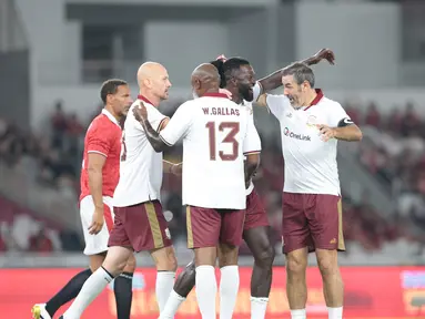 Emmanuel Adebayor melakukan selebrasi setelah mencetak gol penyama kedudukan bagi North London Legends pada menit ke-10 saat menghadapi United Legends dalam laga ekshibisi Champions Impact in Jakarta: The Rivalry Returns di Stadion Utama Gelora Bung Karno, Jakarta, Sabtu (10/10/2026). (KLY/Budy Santoso)