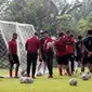 Pelatih Persija Thomas Doll, memimpin sesi latihan di Lapangan Nirwana Park, Bojongsari, Depok, Rabu (25/5/2022). (Bola.com/M Iqbal Ichsan)