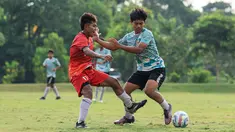 Timnas Indonesia U-16 yang dipersiapkan untuk mengikuti ajang Piala AFF U-16 2024 telah merampungkan program pemusatan latihan (TC) di Yogyakarta yang ditandai dengan laga uji coba menghadapi SSB Terang Bangsa di Lapangan Yogyakarta International School (YIS), Jumat (31/5/2024). Dalam laga yang digelar 3x30 menit tersebut, pelatih Nova Arianto  mulai mematangkan nama-nama pemain yang bakal dibawa untuk melanjutkan persiapan tahap akhir di Solo jelang Piala AFF U-16 2024 yang akan berlangsung mulai 21 Juni-4 Juli 2024. Dari 34 pemain tersisa, skuad segera disusutkan menjadi 28 pemain saat menggelar TC terakhir di Solo. (Bola.com/Radifa Arsa)