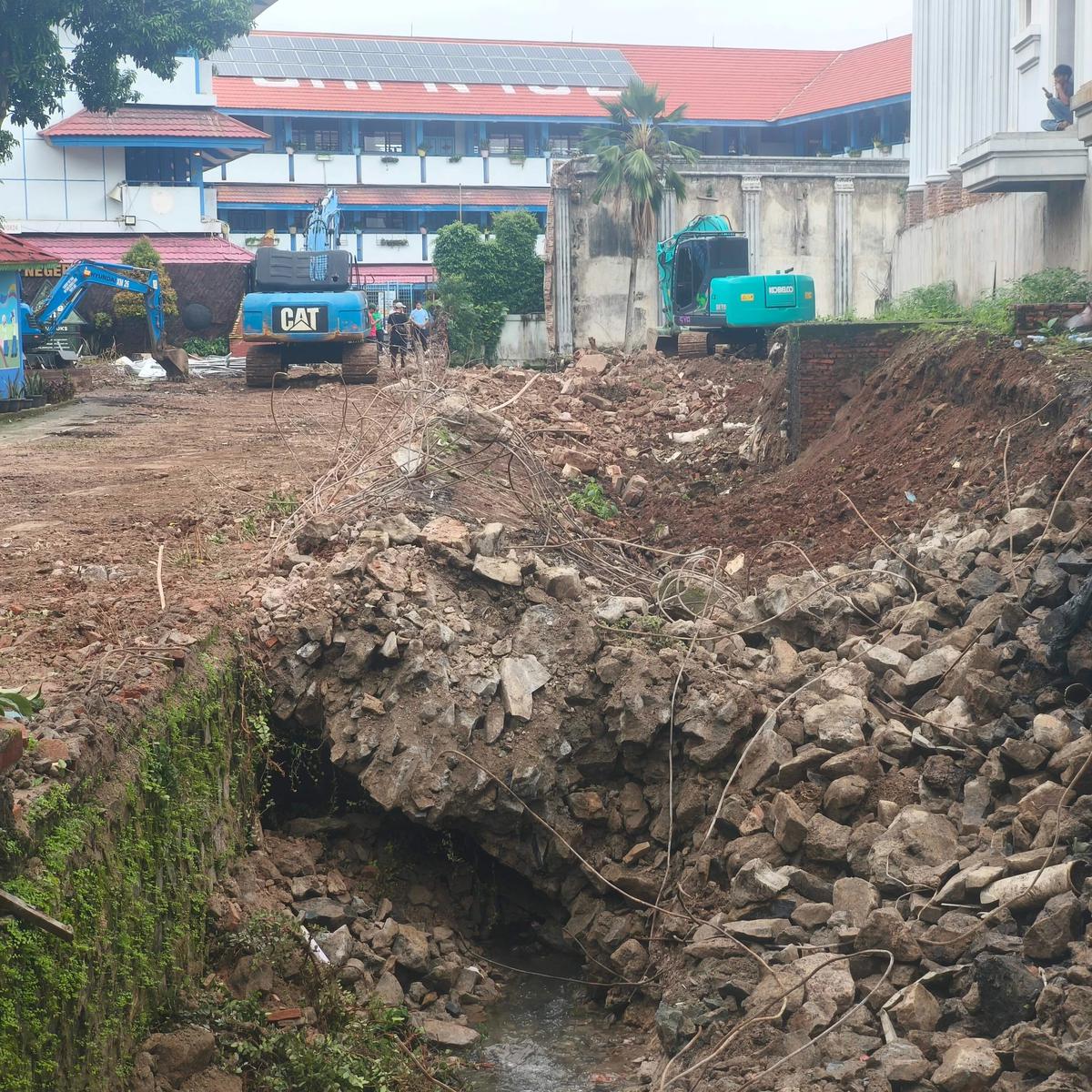 Tembok SMPN 182 Jakarta Roboh