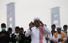 Kekhusyukan warga Palembang gelar salat Istisqa di dekat Ampera