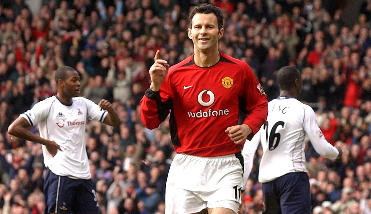 2. Ryan Giggs - Kecepatannya menggiring bola serta akurasi umpan menjadi talenta istimewanya yang kerap diandalkan oleh Sir Alex. Meraih 13 gelar juara liga dari 963 penampilan dalam 24 musim merupakan sebuah catatan yang fenomenal.