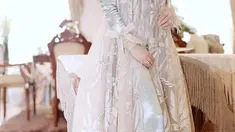Syahrini berpose mengenakan gamis mewah berwarna krem dengan hiasan rumbai-rumbai di pundak. (Liputan6.com/Instagram/@princessyahrini)