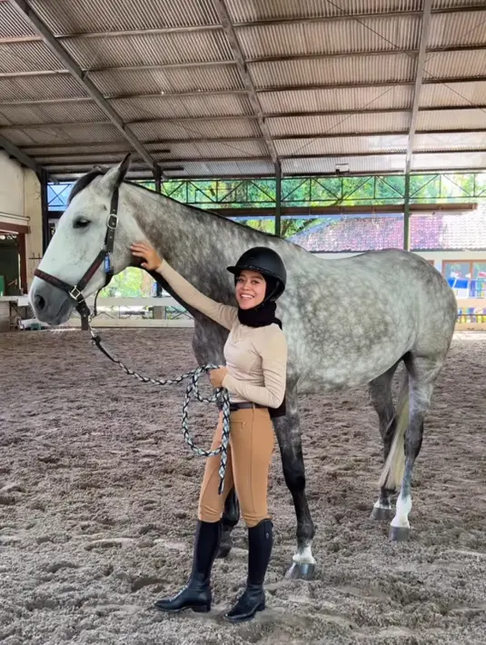 Tak hanya itu, outfit olahraga berkuda Lesti Kejora kali ini sukses bikin netizen heboh. Tak lain pakaian olahraga yang ketat menunjukan tubuh lesti kejora yang kurus. Lengkap pakai sepatu boot dan helm, netizen membandingkan potret Lesti sebelum dan sesudah KDRT. (Liputan6.com/IG/@lestykejora)