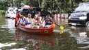 Sejak Rabu (29/1/2025), BPBD Jakarta telah mengerahkan tim dan menurunkan sejumlah perahu untuk memfasilitasi warga yang ingin keluar dari area rusun. (Magang/Liputan6.com/Muhammad Rizal)