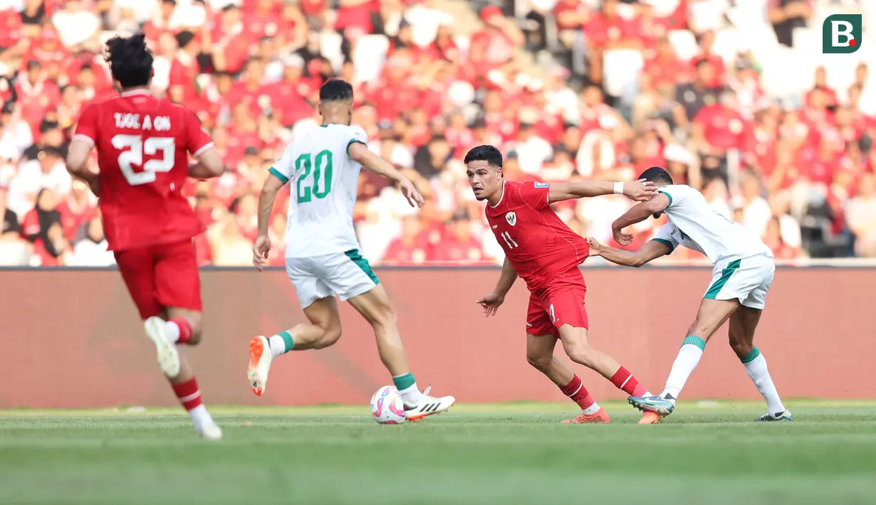 <p>Pemain Timnas Indonesia, Ragnar Oratmangoen (tengah) menguasai bola dibayangi dua pemain Irak, Amir Al-Ammari (kanan) dan Osama Rashid pada laga Grup F putaran kedua Kualifikasi Piala Dunia 2026 zona Asia di Stadion Utama Gelora Bung Karno (SUGBK), Senayan, Jakarta, Kamis (6/6/2024). (Bola.com/M Iqbal Ichsan)</p>