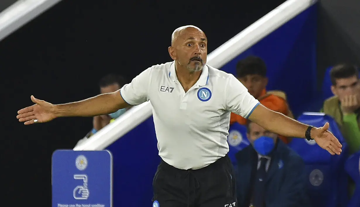 Pelatih Napoli, Luciano Spalletti menginstruksikan pemainnya saat bertanding melawan Leicester City  pada pertandingan pertandingan Grup C Liga Europa di Stadion King Power di Leicester, Inggris, Jumat (16/9/2021). Leicester City bermain imbang atas Napoli 2-2. (AP Photo/Rui Vieira)
