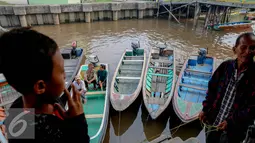  Tampak seorang warga saat ingin menaiki perahu sampan untuk menyeberang di Sungai Kapuas, Pontianak, Kalimantan Barat, Sabtu (22/8/2015). Untuk sekali menyeberang dikenakan biaya sebesar Rp. 8000. (Liputan6.com/Faizal Fanani)