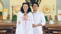 Pembaptisan anak Nadine Chandrawinata dan Dimas Anggara (Sumber: Instagram/nadinelist)